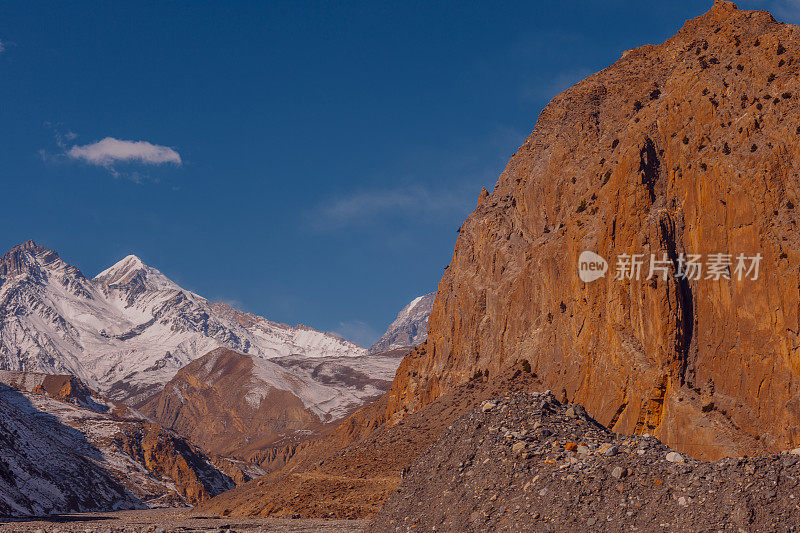 尼泊尔，Mustang，喜马拉雅山，Kagbeni, Kali Gandaki的山地景观